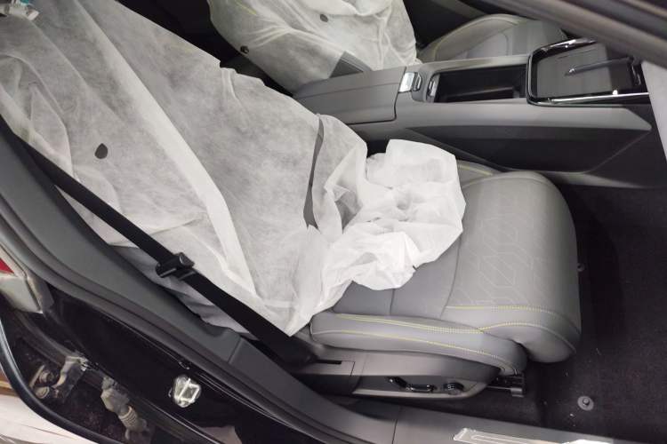 Used Lynk & Co 08 EM-P 2025 120km Long-Range Halo Exterior 3