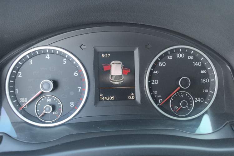 Used Volkswagen Tiguan 2015 1.8TSI Automatic Two-Wheel Drive Luxury Model Odometer Close Up