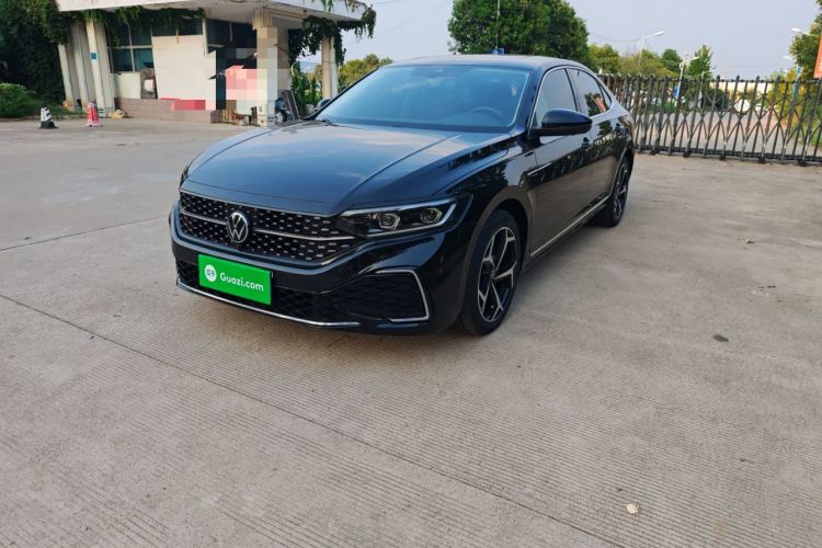 Ojetý Volkswagen Passat 2023 Restyled 330TSI Starry Luxury Edition