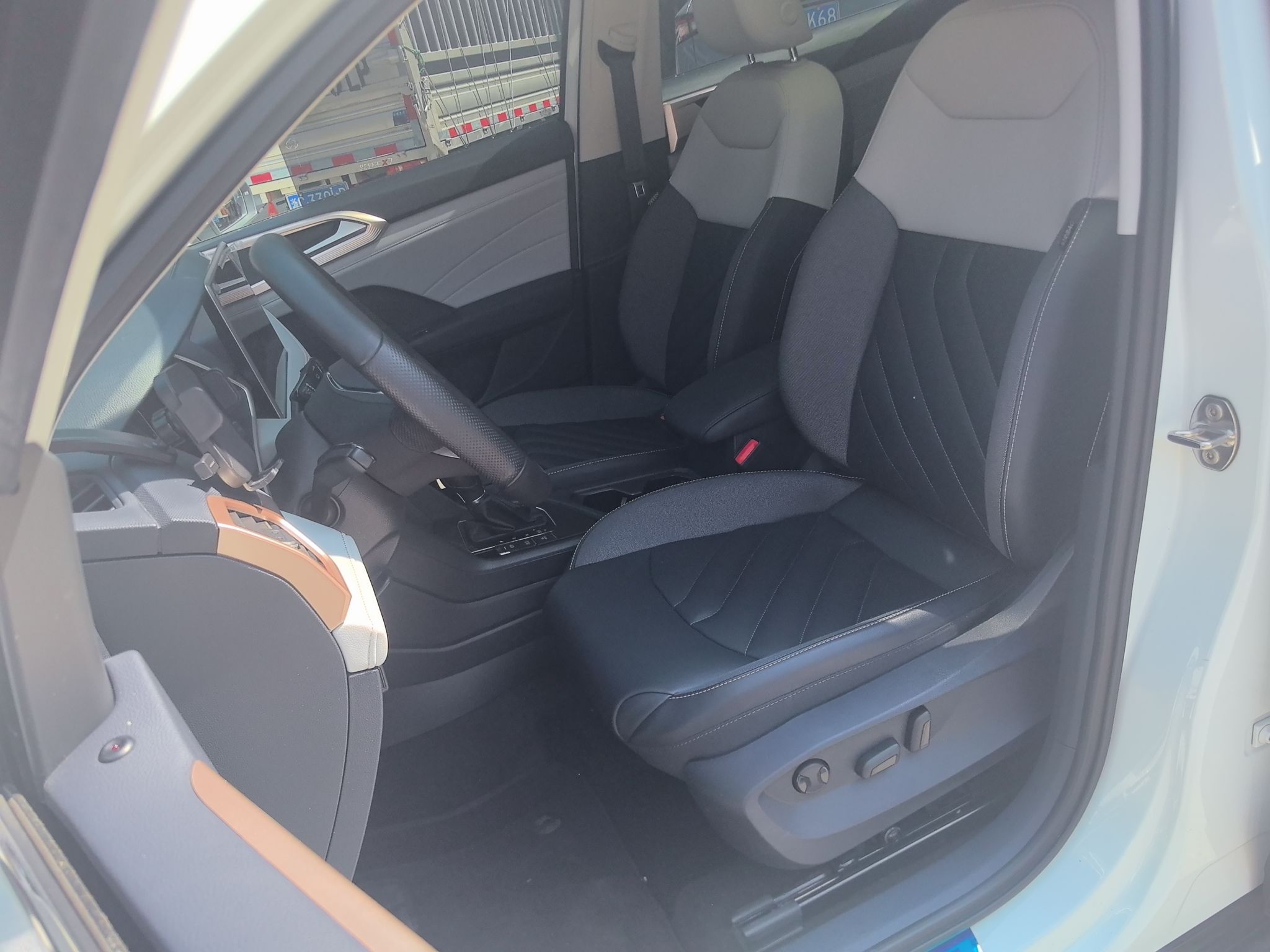 Переднее сиденье в автомобиле