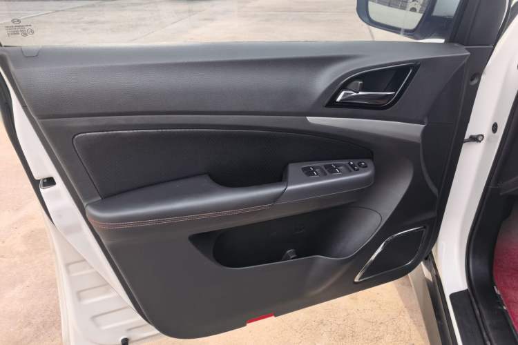 Used BYD S7 2015 2.0T Automatic Prestige Model Interior 4