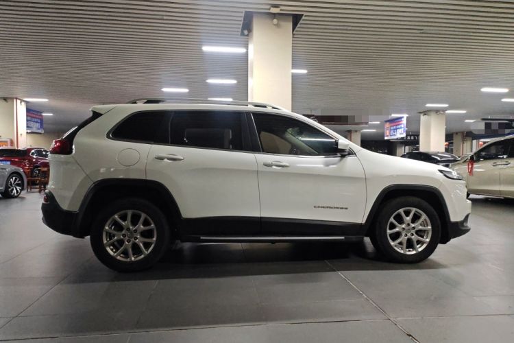 Used Jeep Cherokee 2017 2.0L Superior Edition