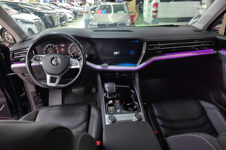 Used Volkswagen Touareg 2020 3.0 TSI Luxury Edition China VI Interior 3