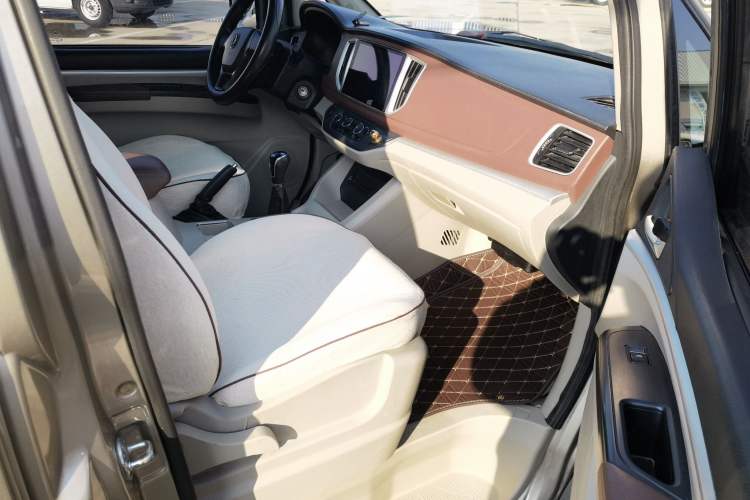 Used FORTHING Lingzhi 2018 M5L 1.6L 9-Seater Comfort Model
