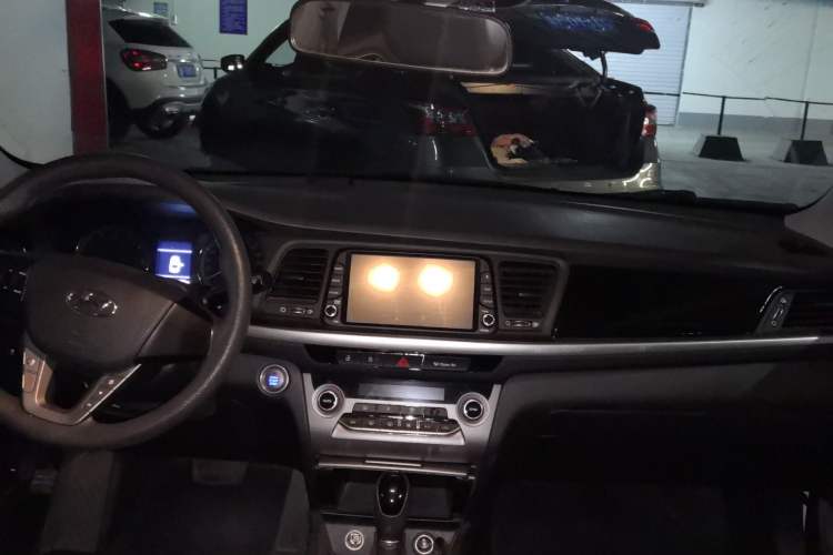 Used Hyundai Mistra 2019 1.8L Automatic Smart GLS China VI Standard Center Console