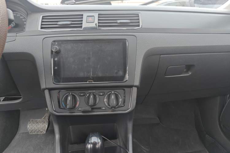 Used Volkswagen Santana 2016 1.6L Automatic Fashion Edition Audio And AC Panel