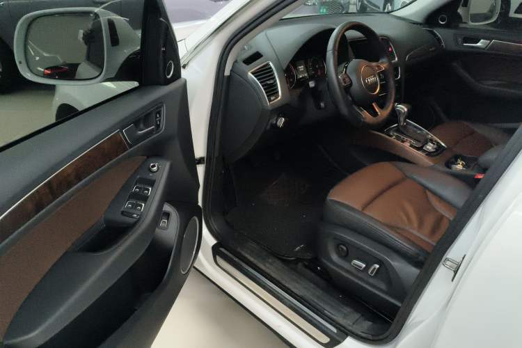 Used Audi Q5 2016 40 TFSI Comfort Model Interior 3