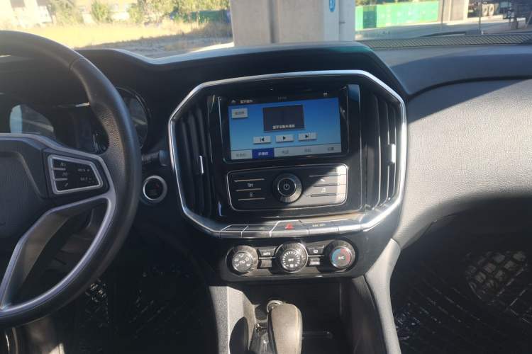 Used JMC Yusheng S350 2017 2.0T Automatic 2WD Diesel Luxury Version with Sunroof 5 Seats