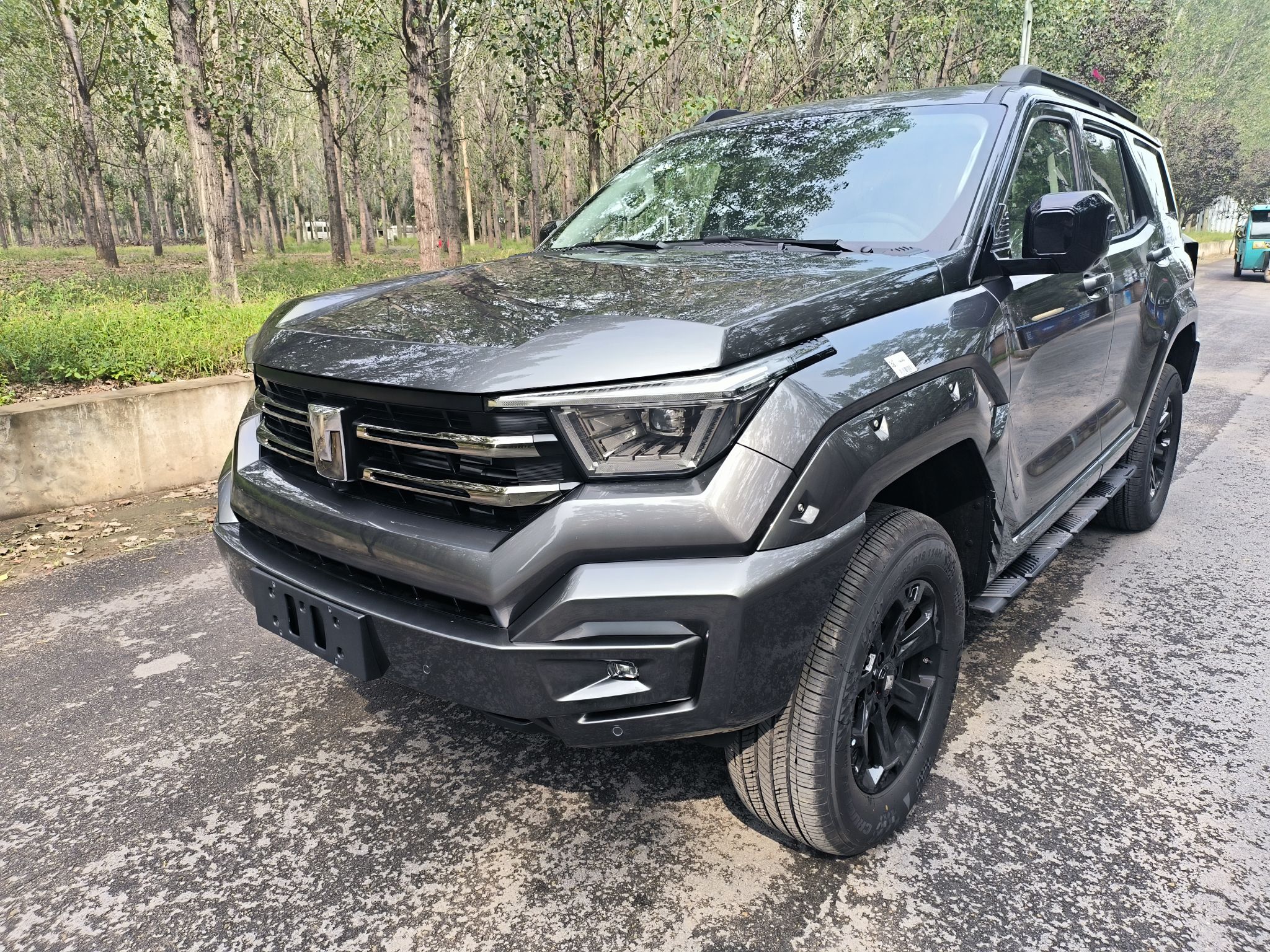 Под передней частью автомобиля