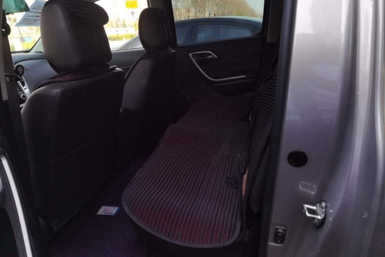 Used JMC Yuhu 3 2018 2.5T Diesel Two-Wheel Drive Advanced Version Standard Wheelbase Interior 2