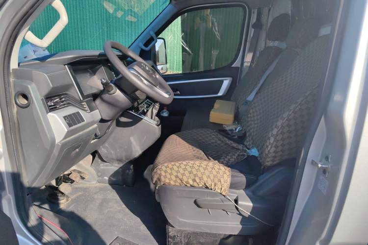 Used Dongfeng Yufeng Yufeng 2023 V9+ 2.3T Manual Front-Drive Van Long Wheelbase High Roof 3-Seater
