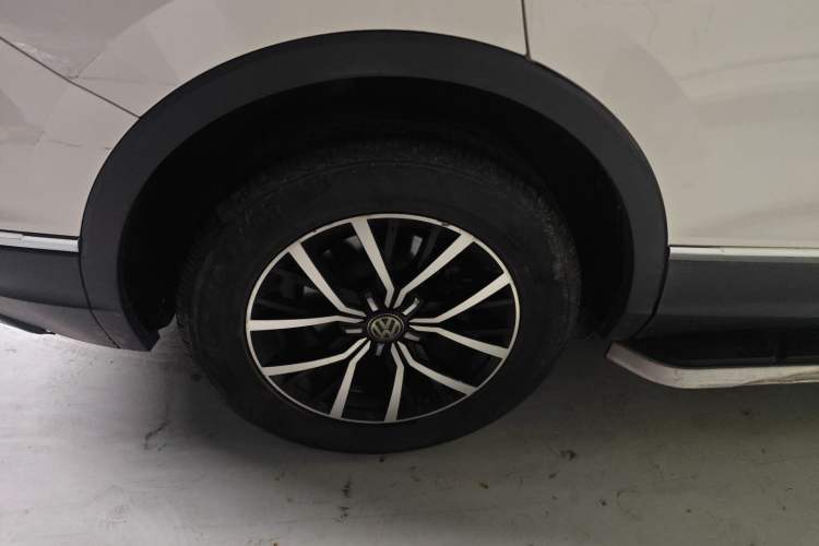 Used Volkswagen Tiguan L 2017 330TSI Automatic Two-Wheel Drive Luxury Edition Exterior 2