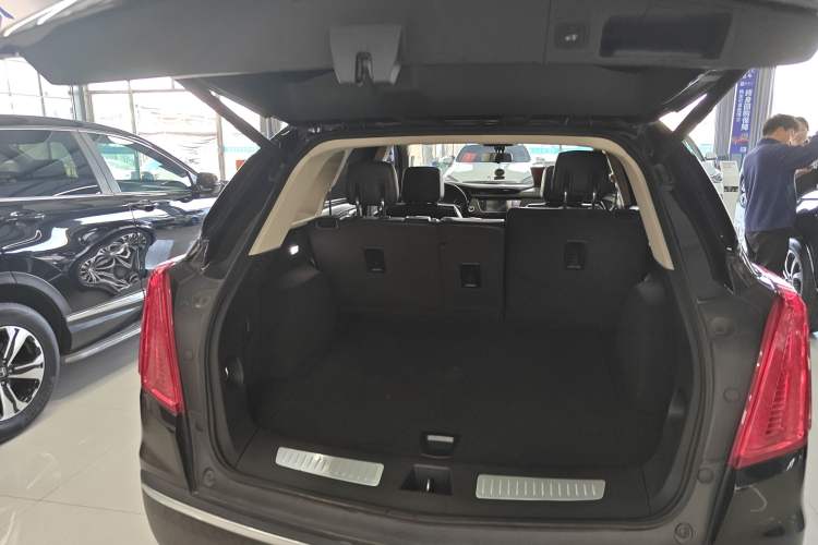 Used Cadillac XT5 2018 25T Luxury Model Exterior 5