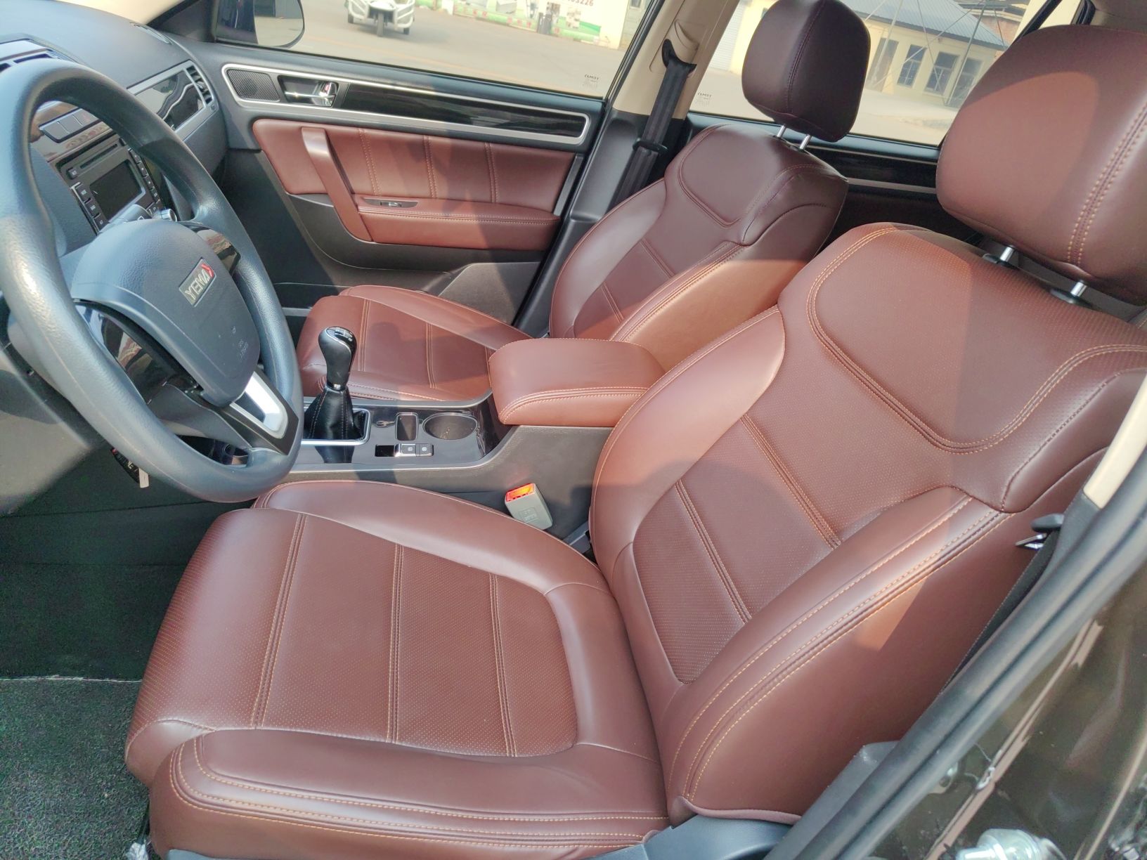 Переднее сиденье в автомобиле