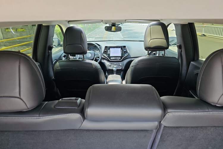 Used Jeep Cherokee 2019 2.0T Four-Wheel Drive All-Round Version China VI
