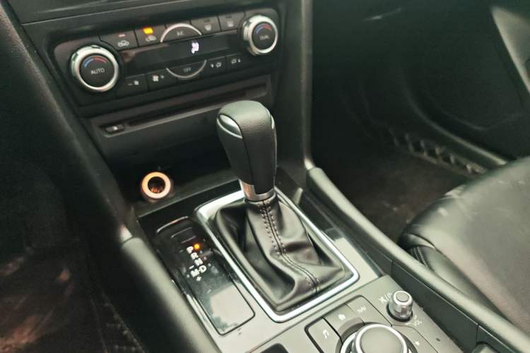 Used Mazda 3 Axela 2017 Sedan 1.5L Automatic Luxury Model Emission Standard China V Gear Lever
