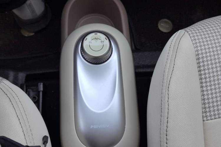 Used Wuling Hongguang MINIEV 2025 Four-Door Version Advanced Edition Gear Lever