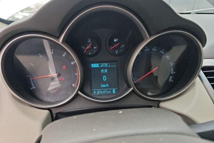 Used Chevrolet Cruze 2015 1.5L Classic SE AT Odometer Close Up