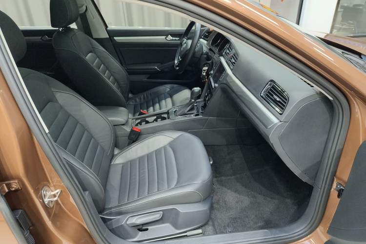 Used Volkswagen Lamando 2018 280TSI DSG Comfort Edition Right Front Seat