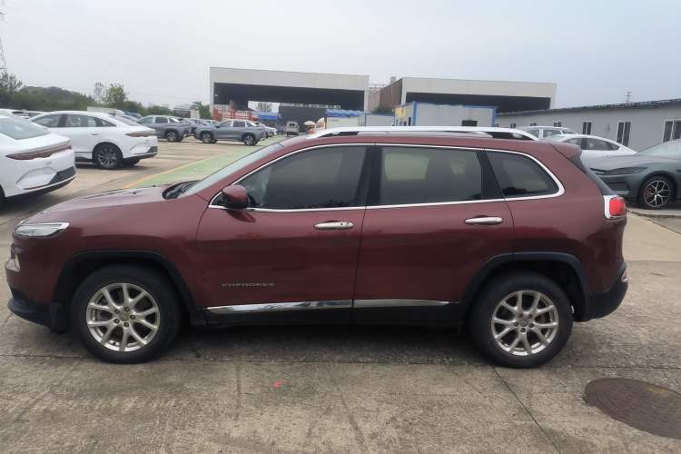 Used Jeep Cherokee 2017 2.0L Superior Edition
