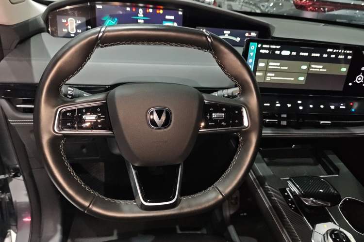 Used CHANGAN UNI-K 2024 2.0T Two-Wheel Drive Global Edition Interior 5