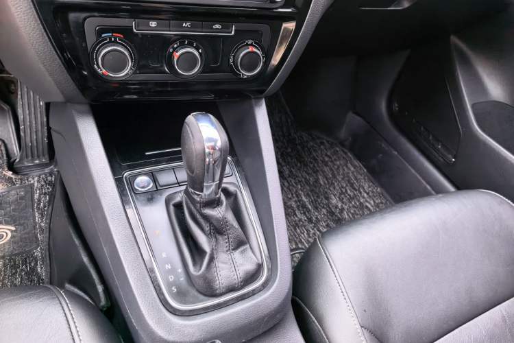 Used Volkswagen Sagitar 2018 1.6L Automatic Comfort Model Gear Lever