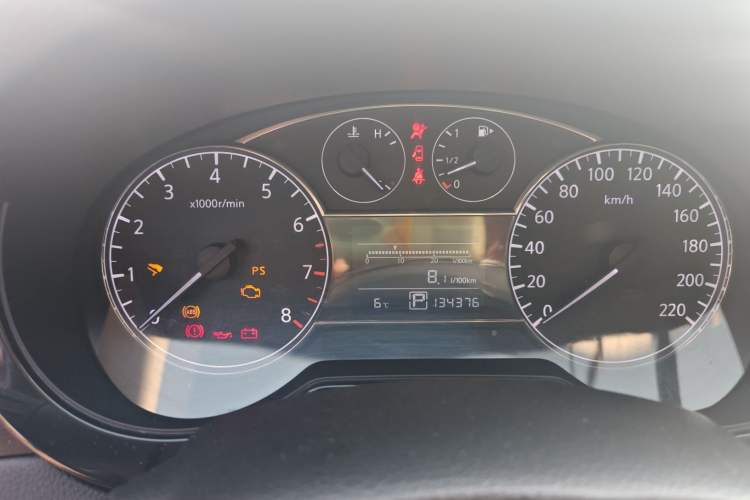 Used Nissan Tiida 2011 1.6L CVT Smart Version Odometer Close Up