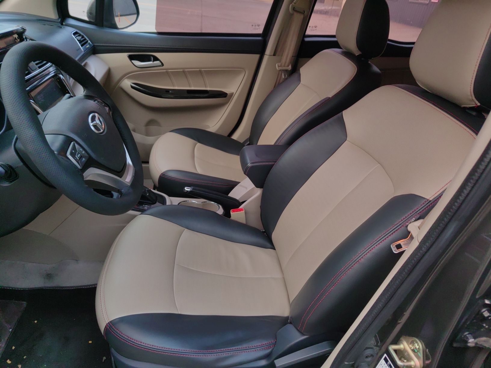 المقاعد الأمامية داخل السيارة