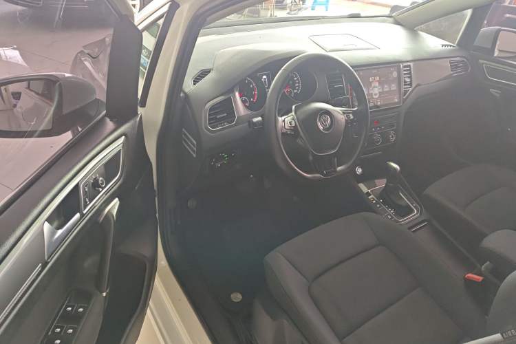 Used Volkswagen Golf Sportsvan 2016 230TSI Automatic Trend Edition Interior 2