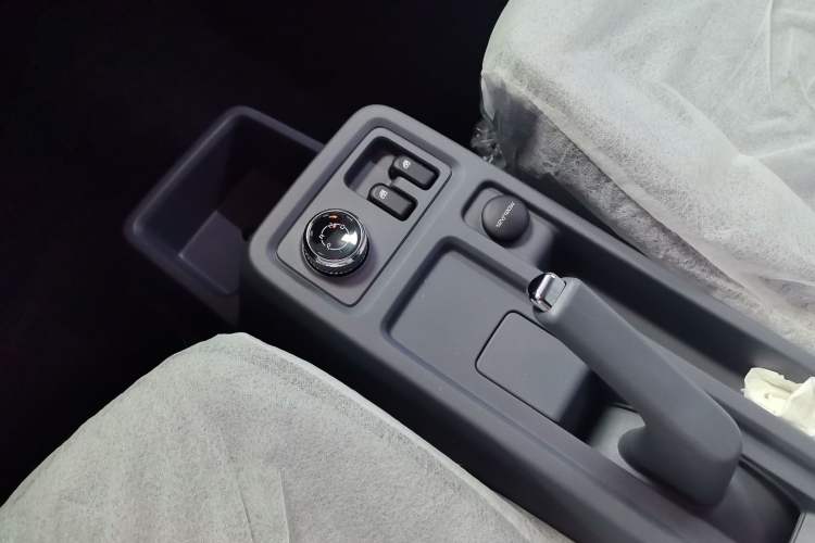 Used Wuling Yangguang 2024 300KM Comfort Version Passenger Van 75kW