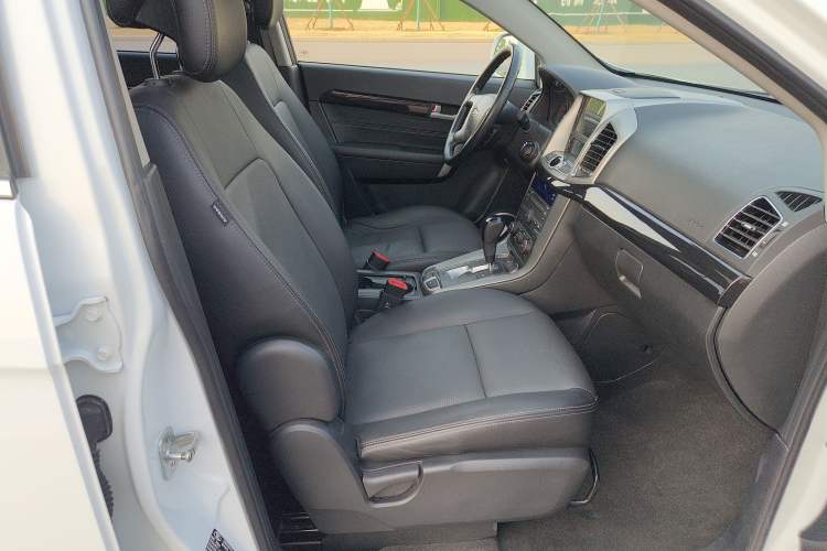 Used Chevrolet Captiva 2017 2.4L 4x4 Flagship Edition 7-Seater
