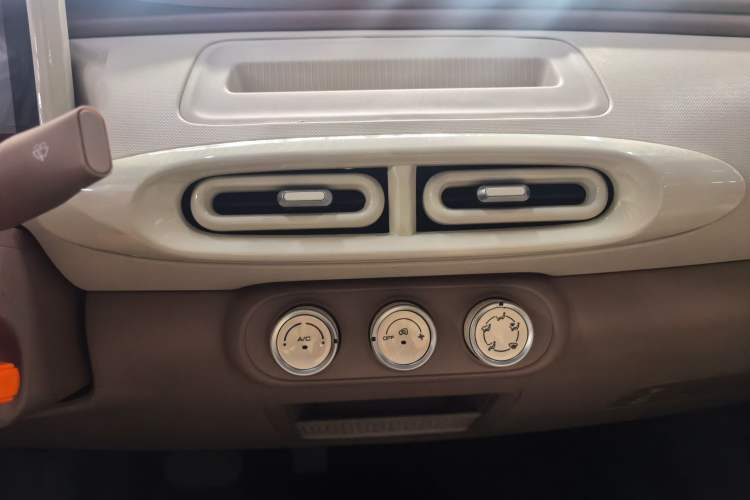 Used Wuling Hongguang MINIEV 2025 Four-Door Version Advanced Edition Audio And AC Panel