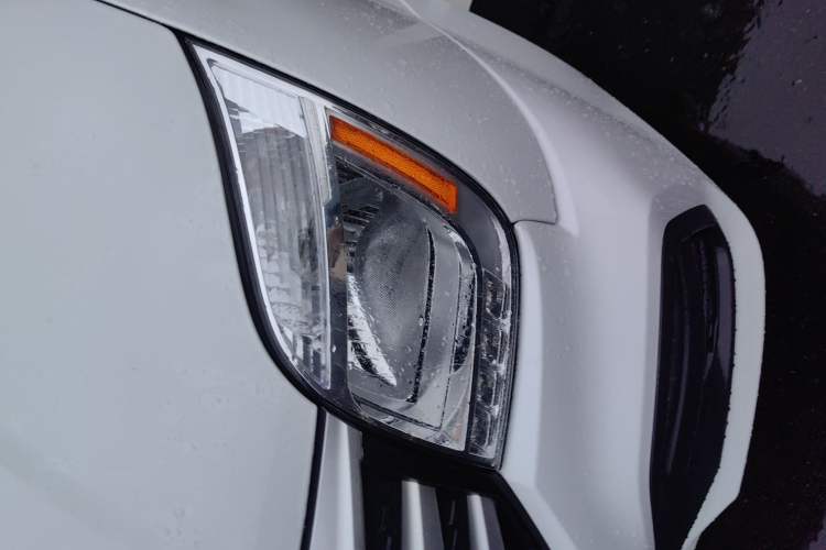 Used SAIC MAXUS Xintu V80 2025 Value Edition Aoyuntong 2.0T Manual Short Wheelbase Ultra-Low Roofline 127 Ps 5/6 Seats
