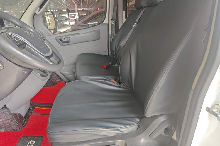 Used SAIC MAXUS Xintu V80 2018 2.5T 6-Speed Manual Aoyuntong Short Wheelbase Mid-Height 5-6 Seater
