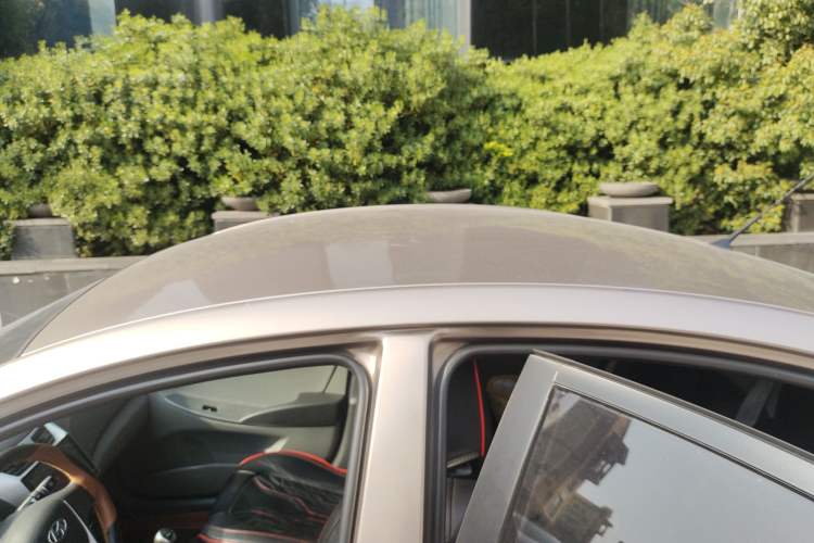 Used Hyundai Verna (older generation) 2014 1.4L Manual Smart GLS Trim Roof