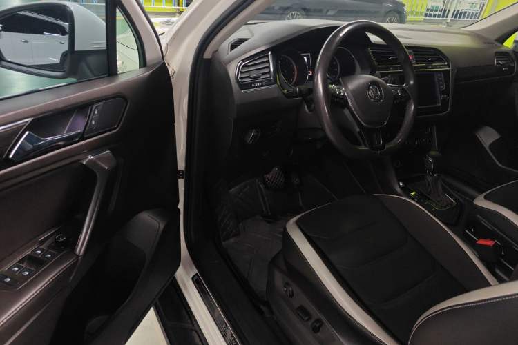 Used Volkswagen Tiguan L 2017 330TSI Automatic Two-Wheel Drive Luxury Edition Driver Seat