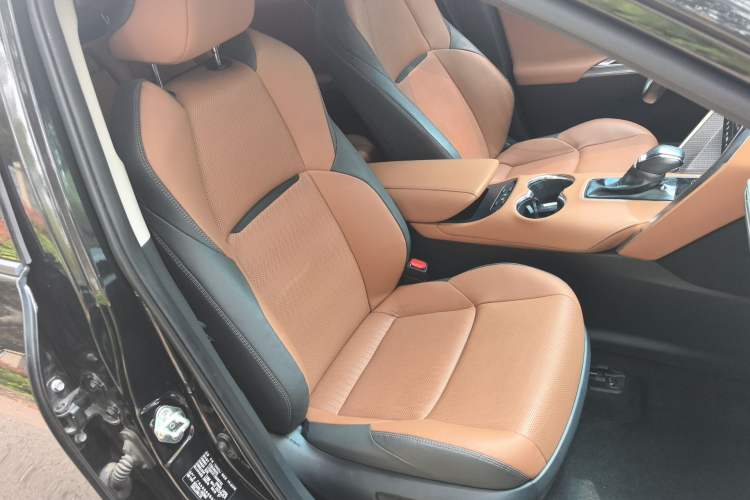 Used Toyota Venza 2022 2.0L CVT Two-Wheel Drive Prestige Edition Right Front Seat