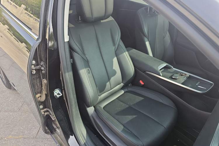 Used Buick LaCrosse 2025 28T Platinum Edition Right Front Seat