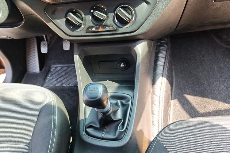 Used Wuling Hongguang 2019 1.5L S Basic Version China VI Standard LAR