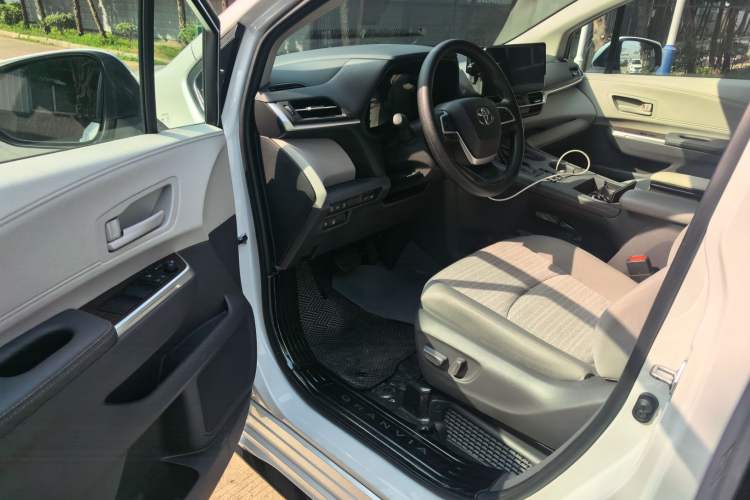 Used Toyota SIENNA 2024 2.5L Hybrid Comfort Edition