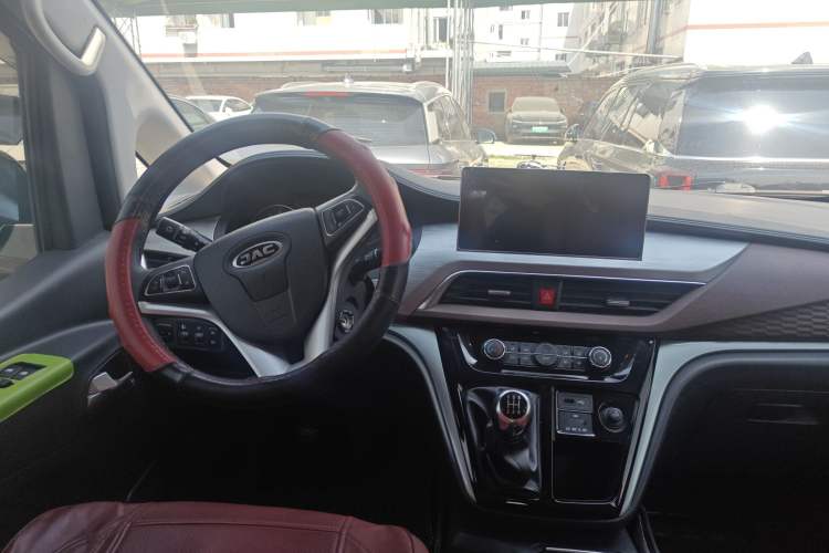 Used JAC Refine M3 2022 1.5T 7-Seater Standard Edition Center Console