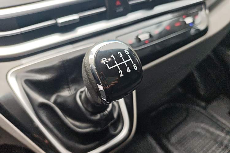 Used Iveco Fidato 2023 C30 Passenger Van 2.0T 93kW Manual Transmission Xingtu Edition Low Roof
