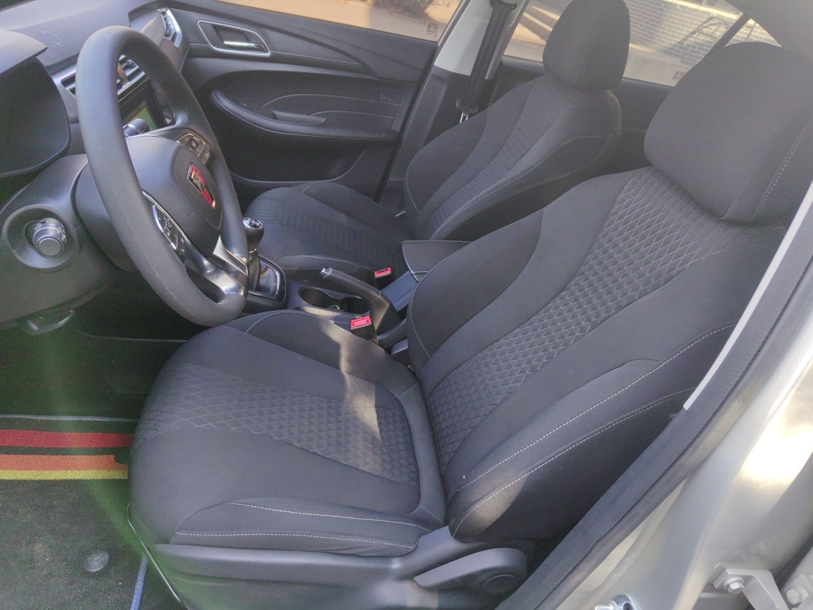 Переднее сиденье в автомобиле