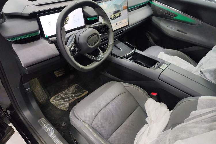 Used Lynk & Co 08 EM-P 2025 120km Long-Range Halo Interior 4