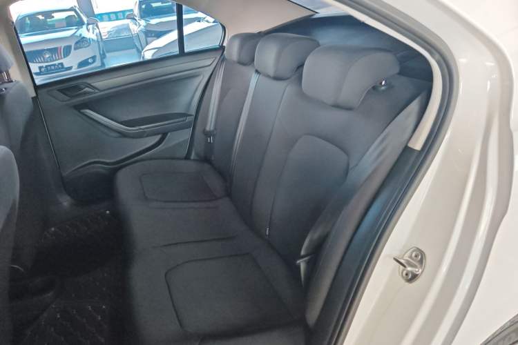 Used Volkswagen Jetta 2015 Zhuihui Edition 1.4L Manual Fashion Model Interior 4