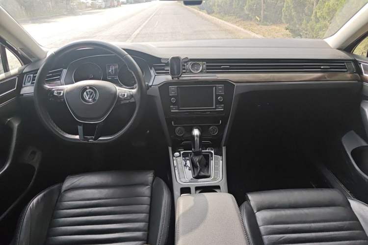 Used Volkswagen Magotan 2019 330TSI DSG Leading Model China VI Standard Center Console