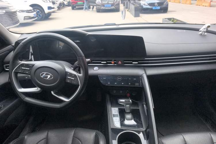 Used Hyundai Elantra 2022 1.5L CVT LUX Prestige Edition
