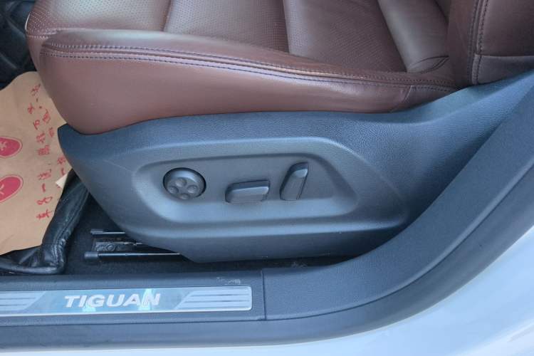 Used Volkswagen Tiguan 2015 1.8TSI Automatic Two-Wheel Drive Luxury Model Interior 8