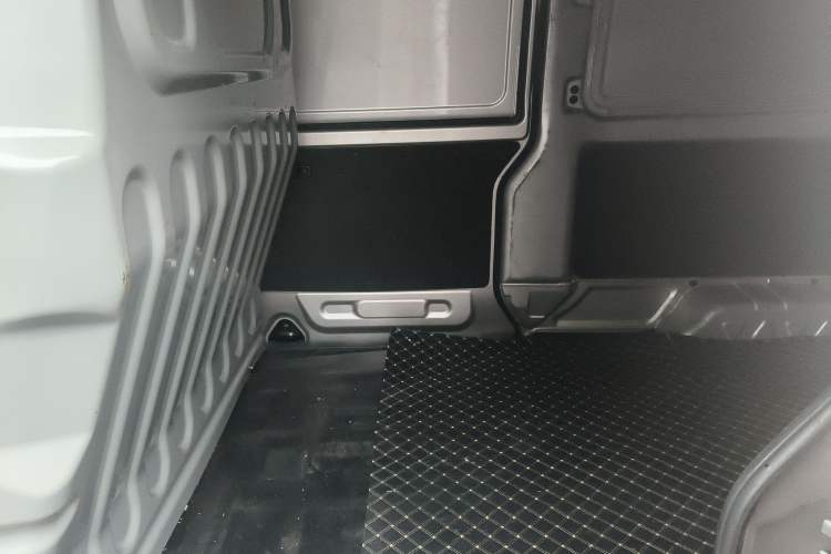 Used Jinbei Hiace X30 2023 1.5L Business-Style Van 2/5-Seater Air-Conditioned Version SWC15M