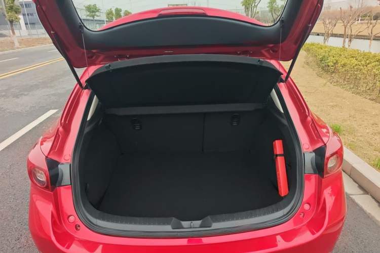 Used Mazda Mazda 3 Axela 2016 Hatchback 1.5L Automatic Luxury Model